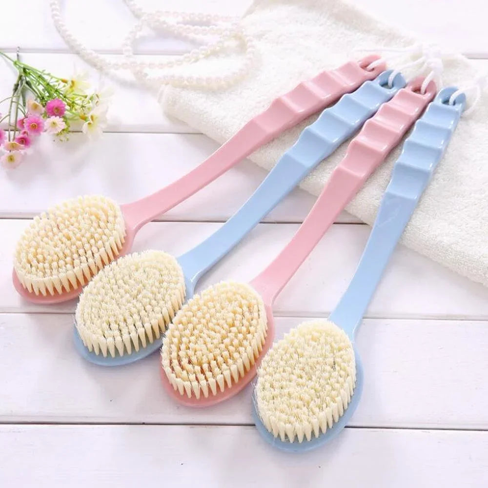 Brosse exfoliante pour le corps avec long manche pour la douche